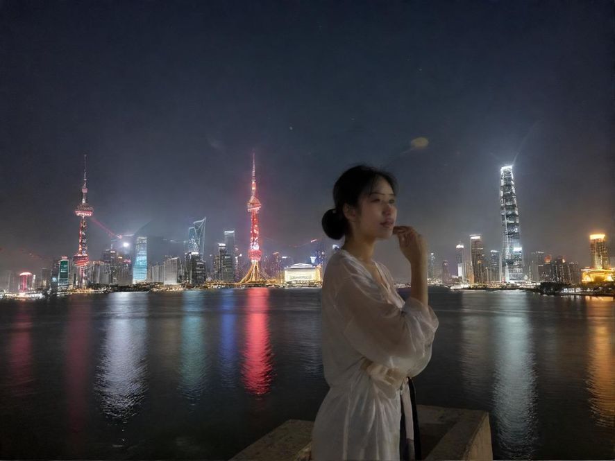 上海的璀璨夜景，仿佛隐藏着无数秘密