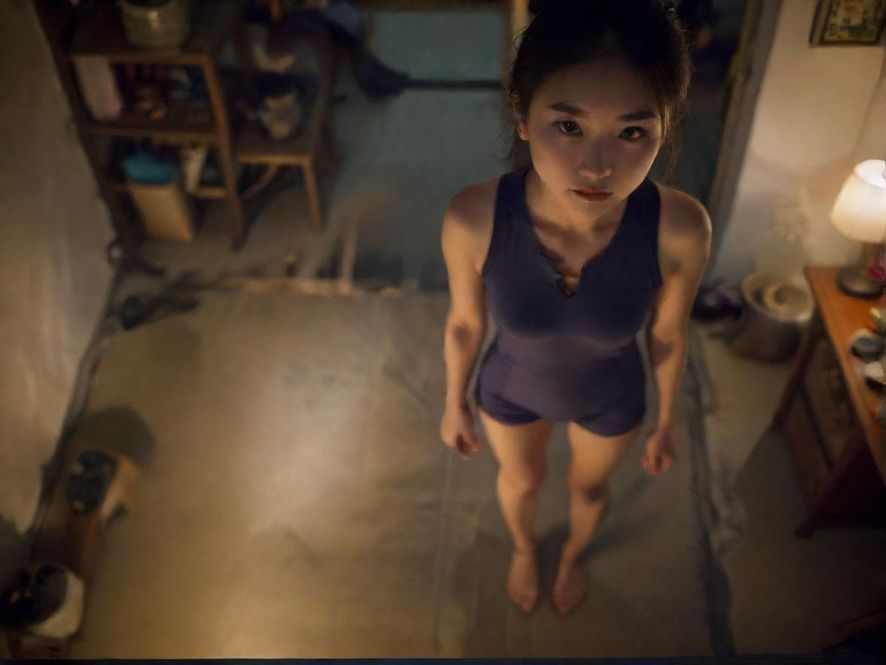 深夜里手机屏幕上模糊的休闲信息