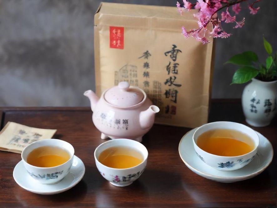 一位女子在私人茶空间中品茶的侧面特写，营造出唯美而宁静的意境。