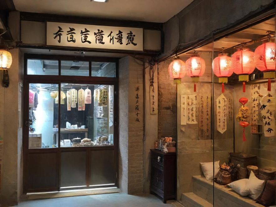 一家隐藏在中山老街深处的特色咖啡店内部,复古装修,暖色灯光,营造出温馨宁静的氛围。