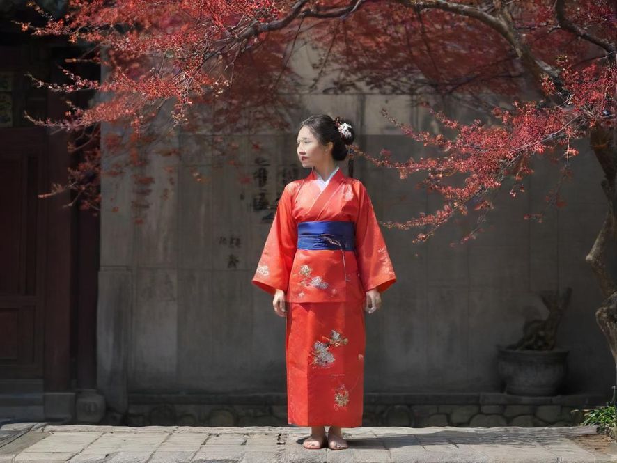 广州海珠区高端桑拿会所的休息区,宽敞明亮,设计现代奢华,配备舒适的沙发和柔和的灯光,营造出极致放松的氛围。