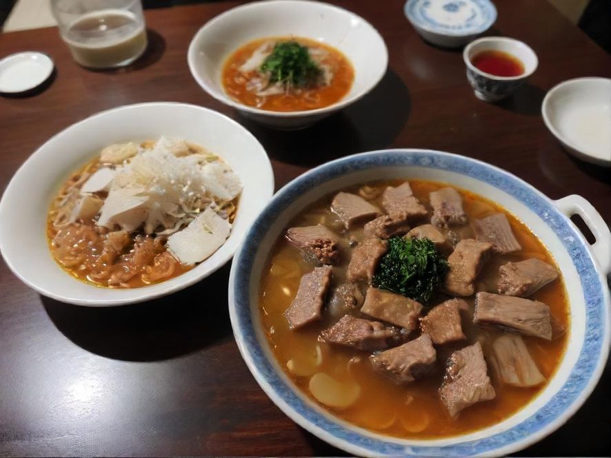 广州老城区街头,食客们围坐着品尝地道小吃,烟火气十足