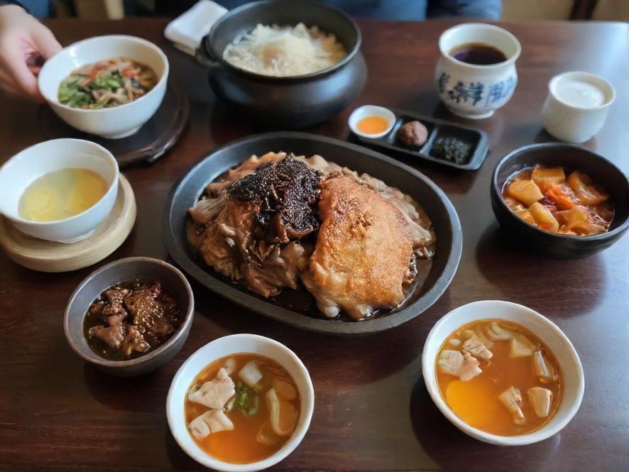 红洋皇宫餐厅内,餐桌上摆放着精致的菜肴和美酒,气氛浪漫。