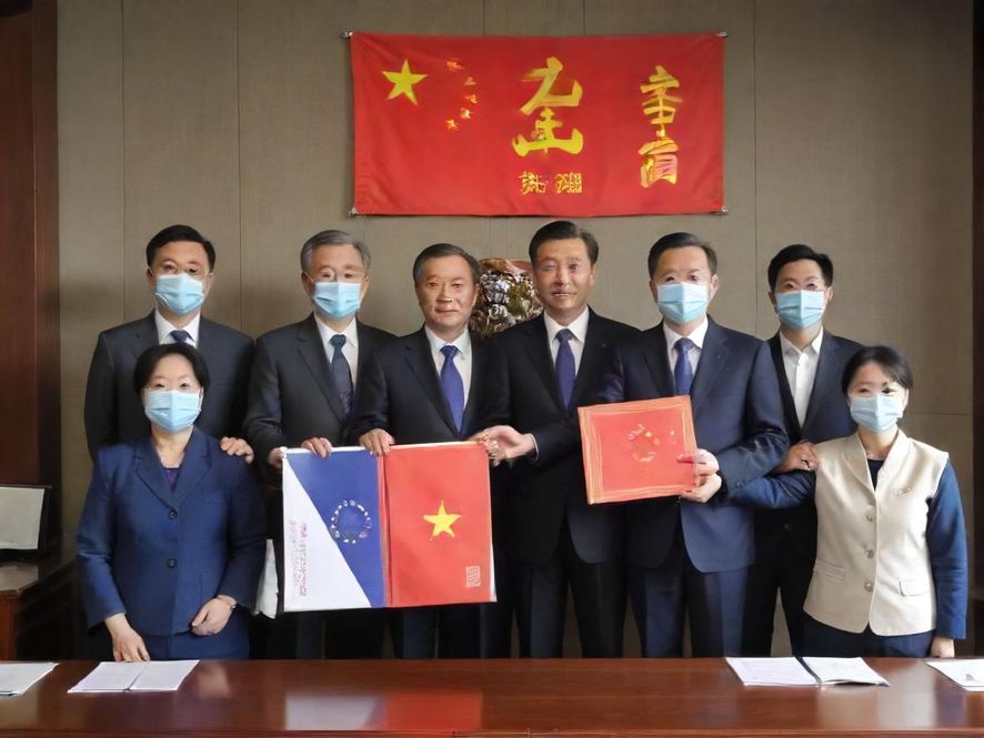 深圳朋友聚会在户外市集欢声笑语的广角镜头,充满活力