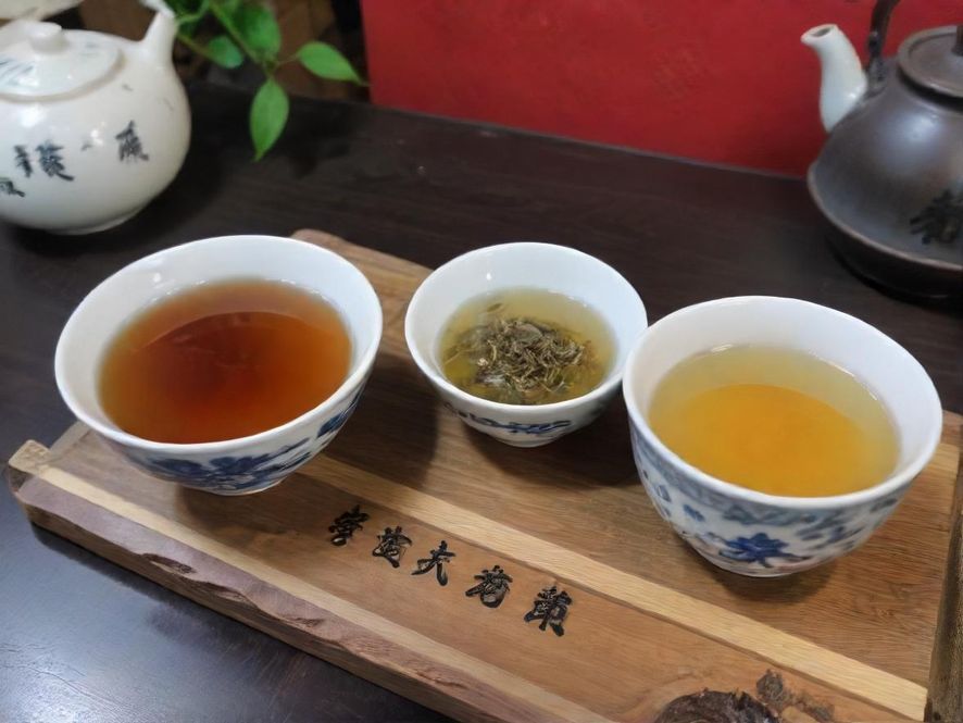 一家充满古朴雅致氛围的温馨茶馆一角