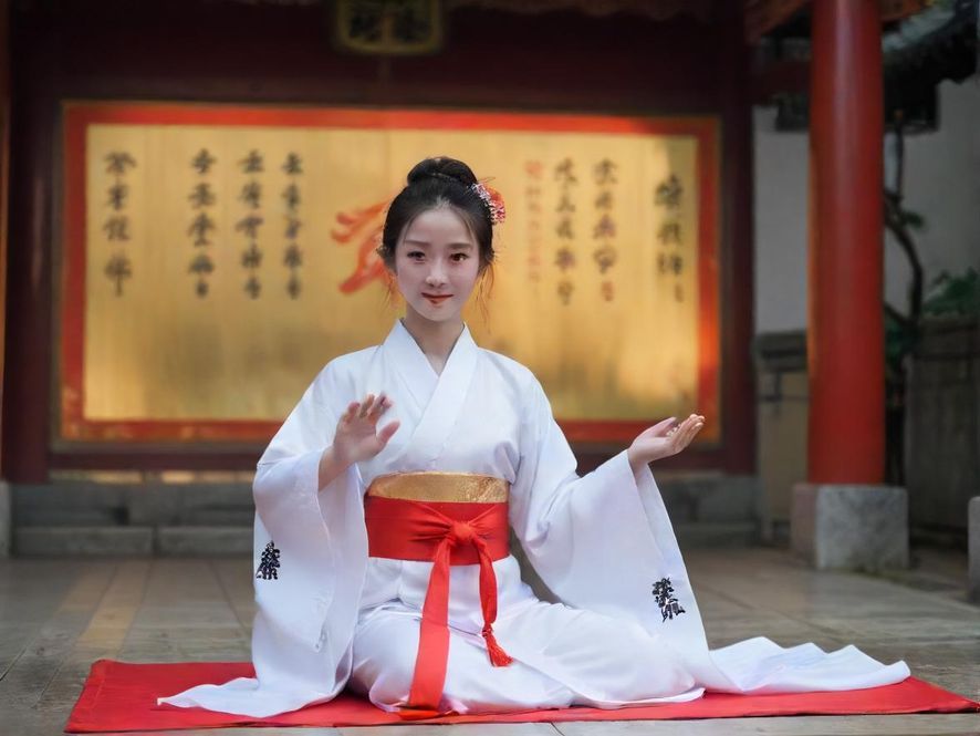 广州一家高端水疗会所的俯视全景,展现其奢华的装修和现代化的设计,营造出放松身心的氛围。